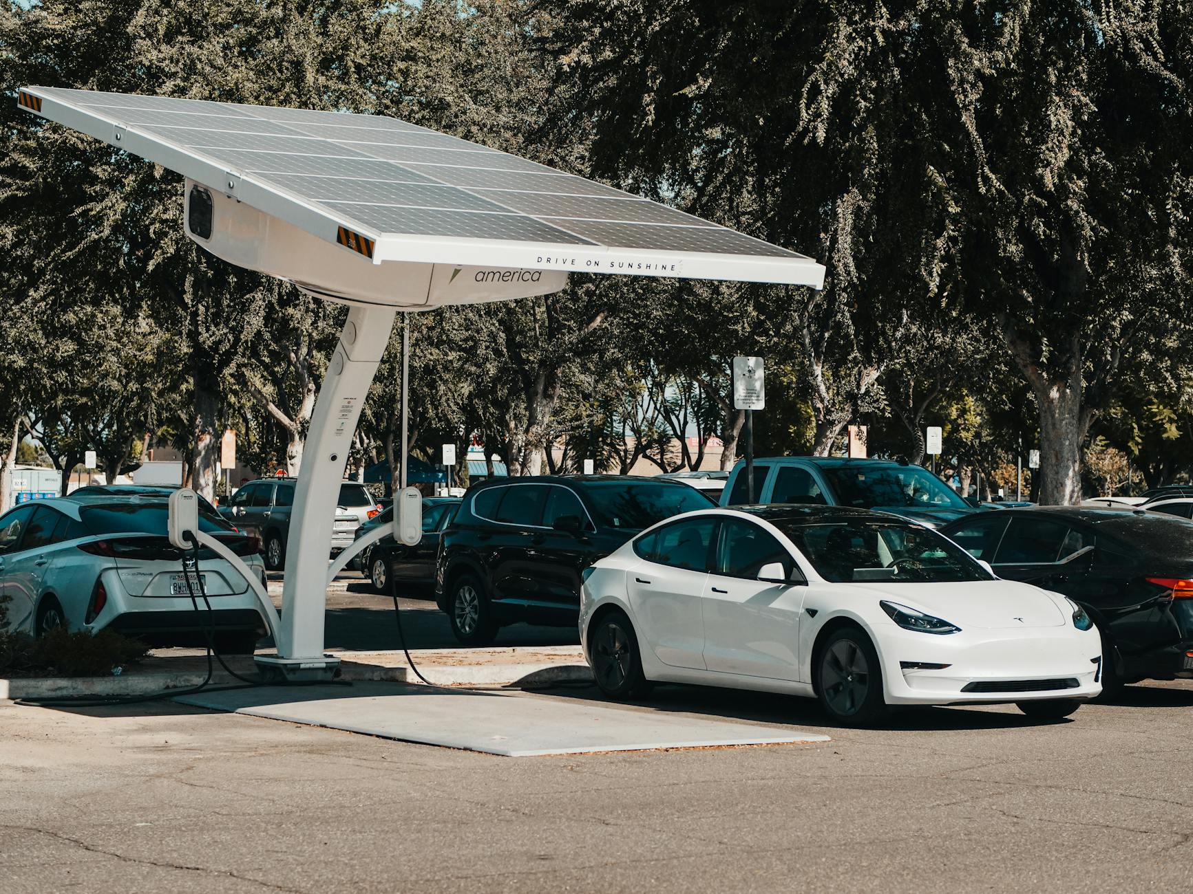 https://www.pexels.com/photo/electric-cars-charging-on-stations-9800029/